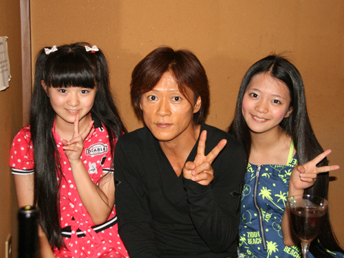 アイドル活動する李華さん（左）、葵香さんとピースサイン