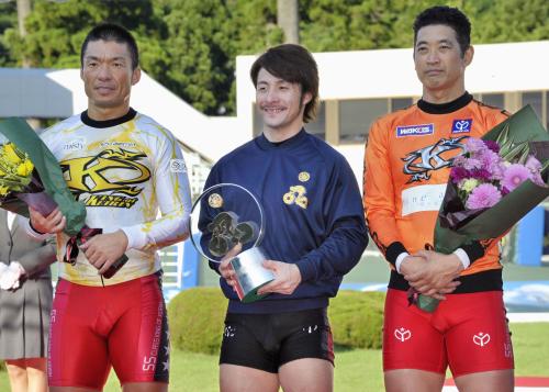 表彰台で笑顔を見せる優勝した園田匠（中央）２着・武田（左）３着・神山