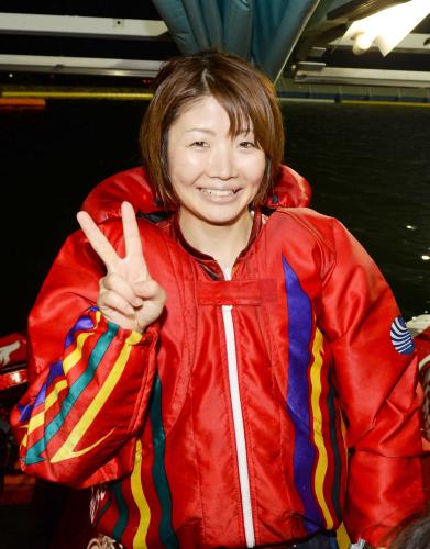 第29回レディースチャンピオンで優勝し、笑顔でＶサインの滝川真由子