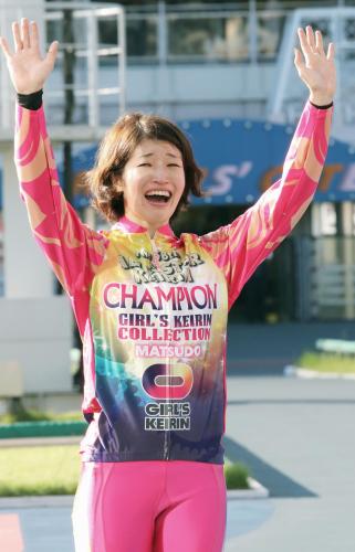 ガールズコレクション２０１５松戸ステージで優勝し、ファンの声援に応える石井貴子