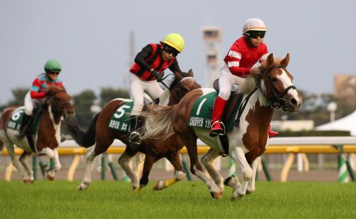＜第７回ジョッキーベイビーズ＞レースを制した北海道地区代表・大池崚馬くん（右）