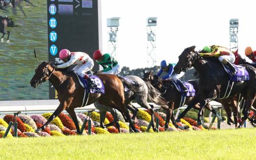 ＜京都競馬１１Ｒ・秋華賞＞馬群の真ん中を割り、牝馬２冠を達成したミッキークイーン（左）
