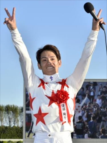 ＜京都競馬１１Ｒ・秋華賞＞　勝利して喜びのピースサインをするミッキークイーンに騎乗した浜中　俊騎手