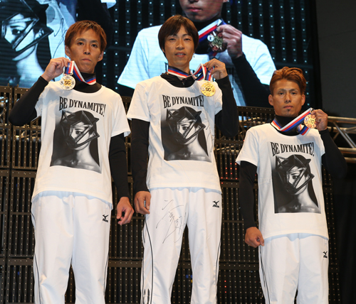 メダルを手に笑顔の（左から）２着山田雄太、１着守田俊介、３着原田篤志