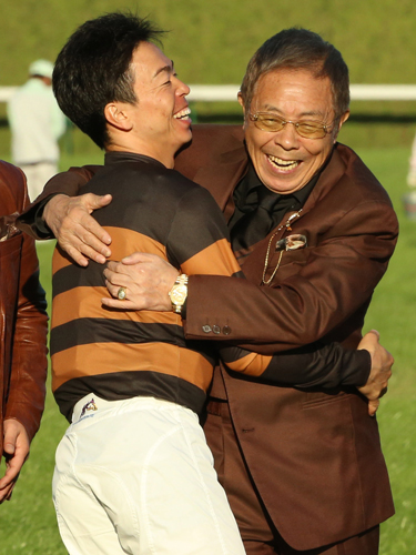 クラシック初制覇の北村宏（左）と抱き合う馬主の北島三郎