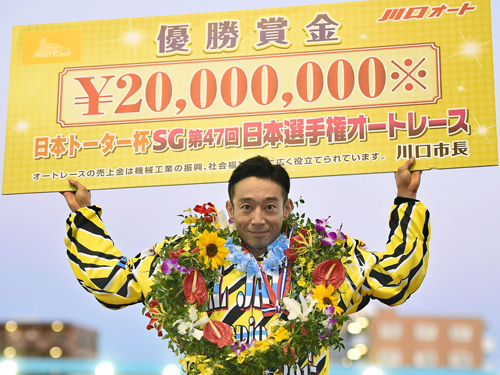 日本選手権を制し、賞金ボードを掲げる永井