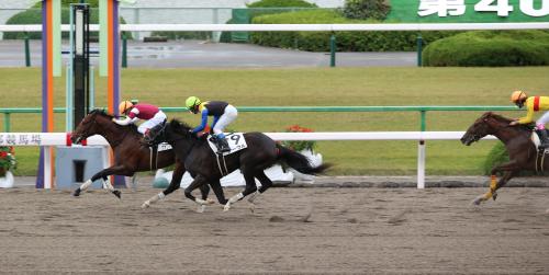 ＜京都４Ｒ新馬戦＞１着でゴールするファンドレイザー（左）