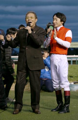 ＜有馬記念＞３着に敗れたキタサンブラックの北島三郎オーナー（左）はレース後のイベントで横山典らとまつりを熱唱する
