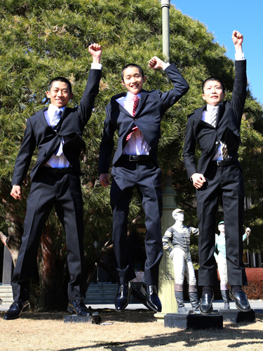 明るい未来へ！！青空に向かって笑顔でジャンプする栗東所属の３人（左から荻野極、坂井瑠星、森裕太朗）
