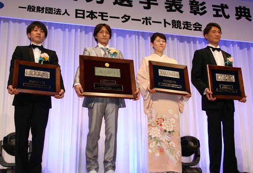 表彰された（左から）村上遼、山崎智也、寺田千恵、峰竜太