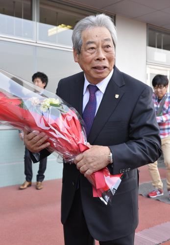 引退の花束を贈られた武田博調教師