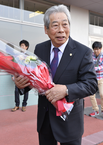 定年引退で花束を受け取る武田師