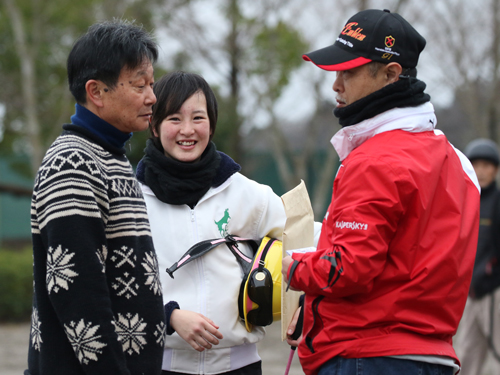 フラワーＣに出走予定のシャララを管理する田村師（右）と話す根本師と笑顔の藤田菜七子