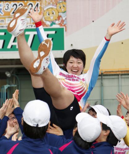 土屋が日本競輪学校の卒業記念レースＶで胴上げされる