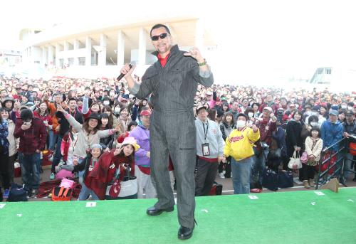 ＜楽・ソ＞始球式のために来場したプロレスラー・蝶野正洋がステージでファンとポーズを決める