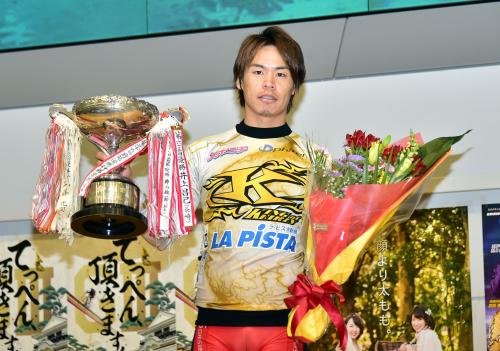 松山記念で優勝し、カップを掲げる浅井康太