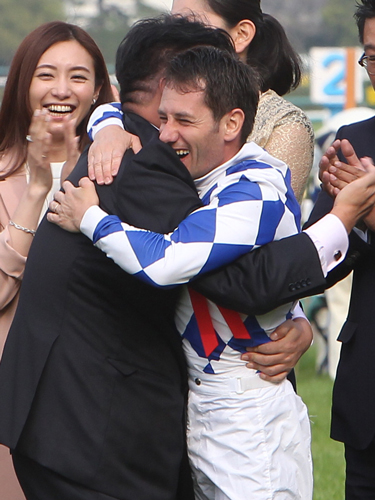 桜花賞を勝ち、青山オーナーと抱き合うＭ・デムーロ