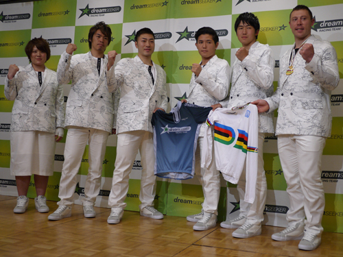 新自転車チーム「Ｄｒｅａｍ　Ｓｅｅｋｅｒ」。（左から）小林優香、浅井康太、新田、和田真久留、野上竜太、パーキンス