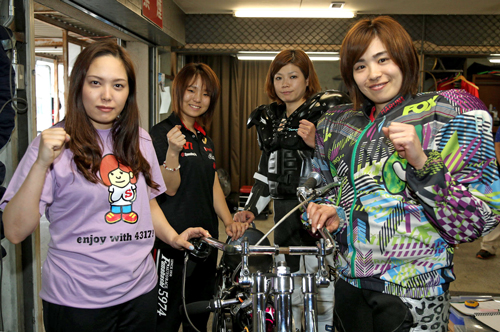 「頑張るぞ！！」と意気込む女子オートレーサー（左から、佐藤、片野、岡谷、益）