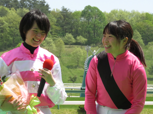 騎手紹介セレモニーで女性騎手の鈴木（右）と隣になり笑顔の藤田