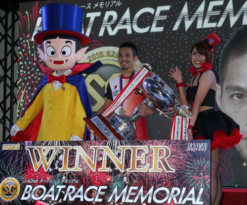 優勝した菊地（中央）は優勝カップを手に笑顔