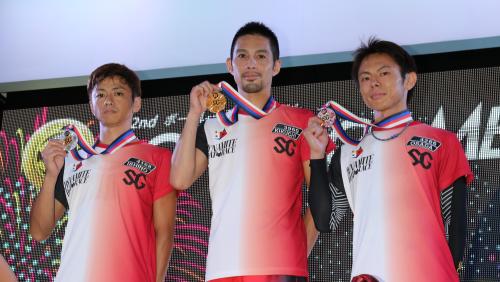 メダルを手にポーズをとる（左から）２着・石野、優勝した菊地、３着・長田