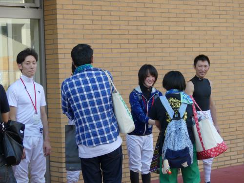 新潟競馬場で行われた握手会でファンと交流する藤田菜七子。右は蛯名、左は津村