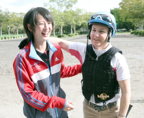 あこがれのリサ・オールプレス騎手（右）との再会に笑顔いっぱいの藤田