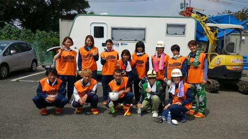 熊本地震復興支援ボランティアに参加した日高逸子（後列左から５人目）らボートレース選手たち