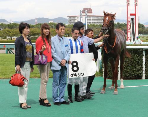 ＜阪神６Ｒ・メイクデビュー阪神＞ゲキリンで勝利したＣ・ルメール騎手（左から４人目）と関係者ら