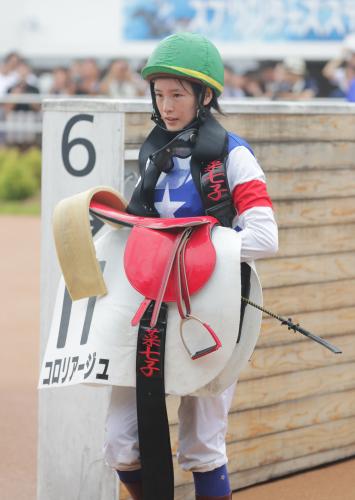 ＜中山２Ｒ＞コロリアージュに騎乗して１６着でレースを終えた藤田菜七子騎手