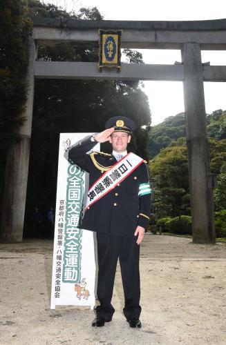 京都府八幡警察署で１日署長に就任したミルコ・デムーロ騎手は石清水八幡宮鳥居前で敬礼をする