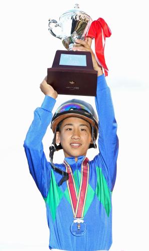 ＜第８回ジョッキーベイビーズ＞優勝した九州地区代表・上薄龍旺くんは表彰式でトロフィーを掲げる