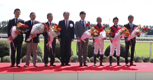 平成２８年度顕彰馬ジェンティルドンナの表彰式で集合写真に収まる川田騎手（右から２人目）、岩田騎手（右から３人目）、石坂調教師（左から３人目）関係者ら