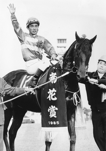 １９８５年の菊花賞馬ミホシンザン（鞍上は柴田政人騎手）