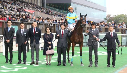 ＜東京４Ｒ・新馬戦＞レースを制したビルズトレジャーと騎乗した田中勝春騎手、管理する田中剛師（右端）
