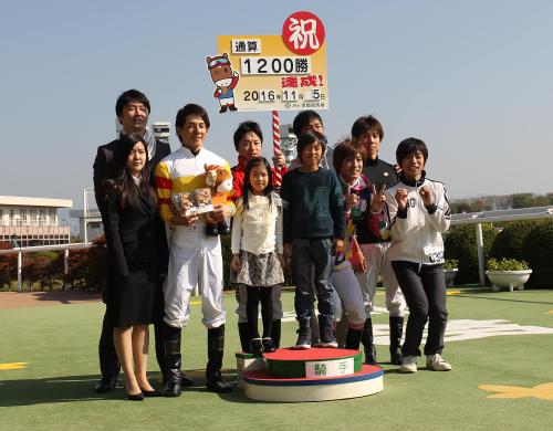 ＜京都２Ｒ＞ハイパーノヴァで通算１２００勝を達成した幸騎手（前列左から２人目）