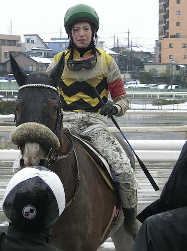 浦和９Ｒの騎乗を５着で終え、脱鞍所に向かう藤田菜七子騎手