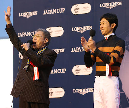 ＜ジャパンＣ＞優勝し「まつり」を唄うキタサンブラックのオーナー・北島三郎（左）と手拍子する武豊
