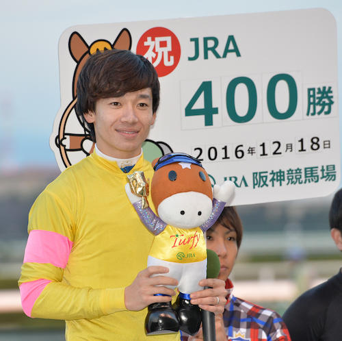＜阪神１２Ｒ＞コウエイエンブレムに騎乗しＪＲＡ通算４００勝を決めた松山弘平騎手