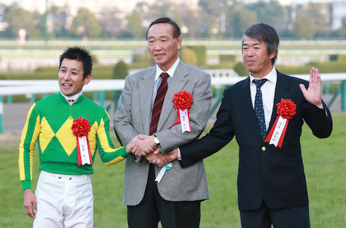 ＜阪神１１Ｒ・朝日杯ＦＳ＞サトノアレスで勝利し握手する（左から）四位騎手、里見治オーナ−、藤沢和雄調教師
