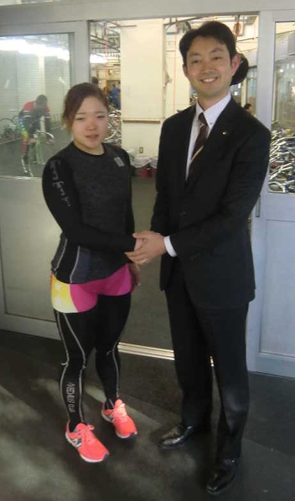 千葉市の熊谷俊人市長と握手する田中まい