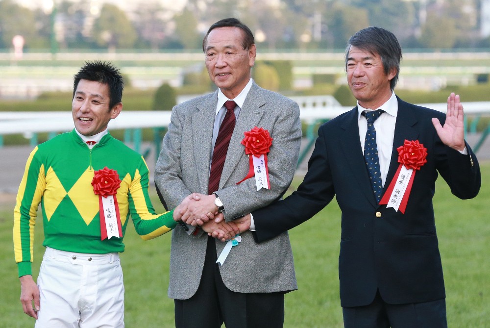 朝日杯ＦＳをサトノアレスが制し四位騎手（左）、里見オーナー（中央）と握手を交わす藤沢和雄調教師