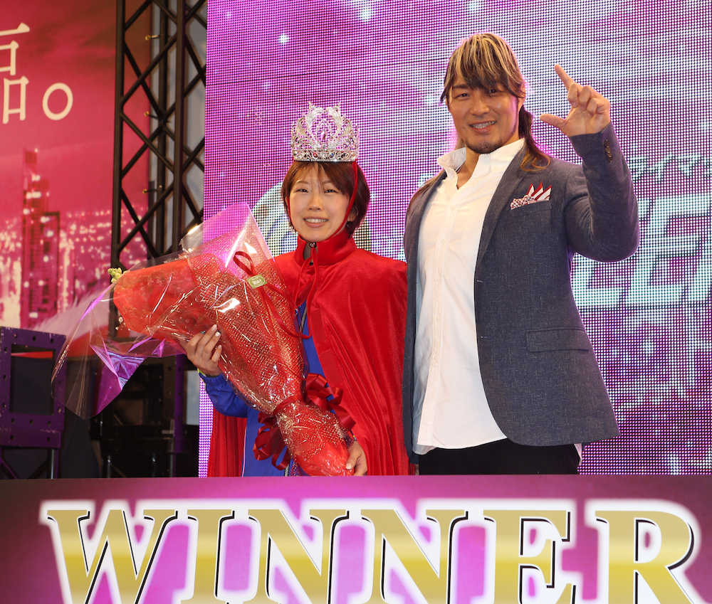 ＜クイーンズクライマックス＞優勝した松本は表彰式で新日本プロレスの棚橋弘至から花束を贈呈されニッコリ