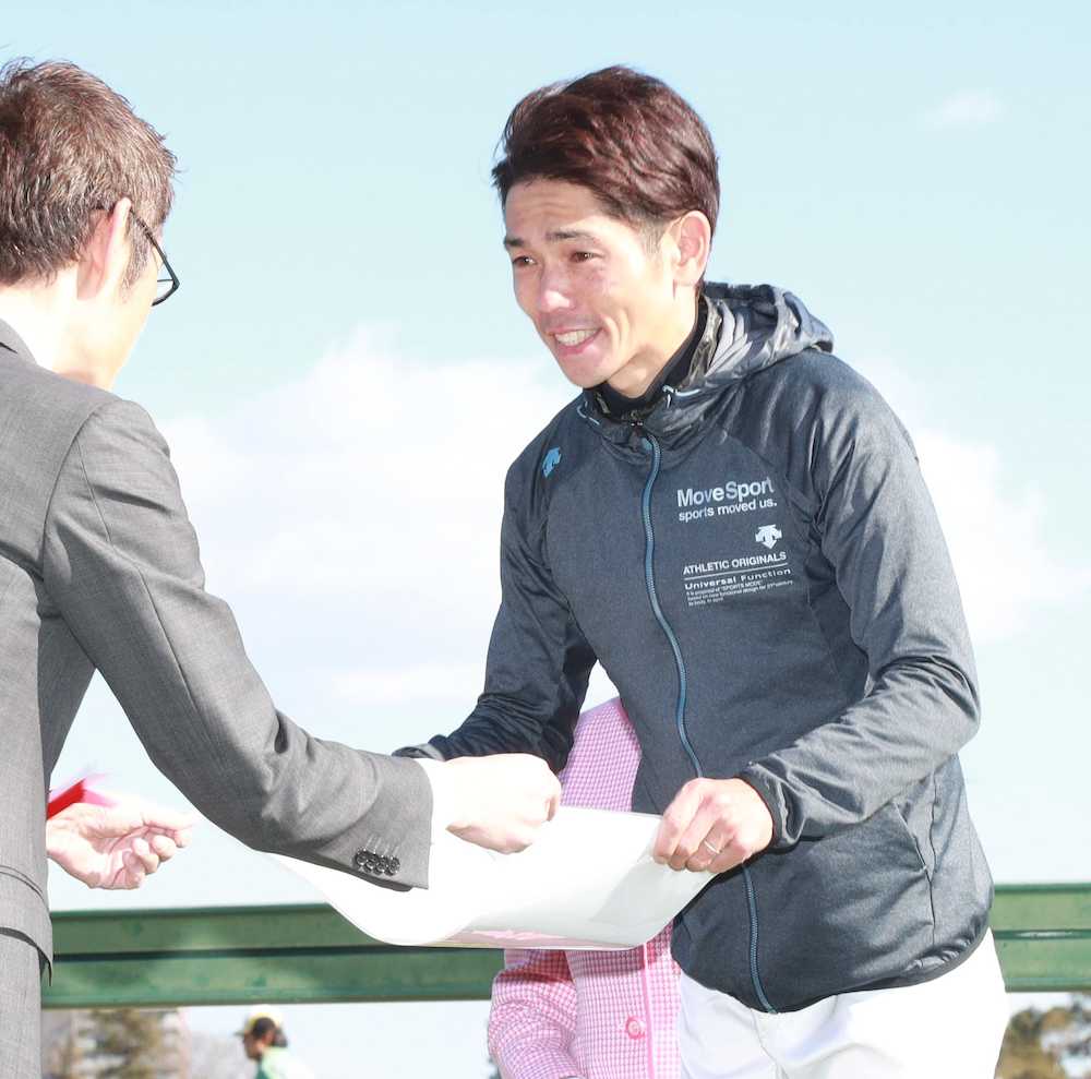 東京競馬記者クラブ賞の表彰状を受け取る戸崎圭太騎手