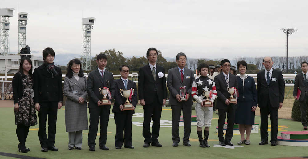 ＜京都１１Ｒ・きさらぎ賞＞アメリカズカップできさらぎ賞を制した松若（右から４人目）と関係者ら