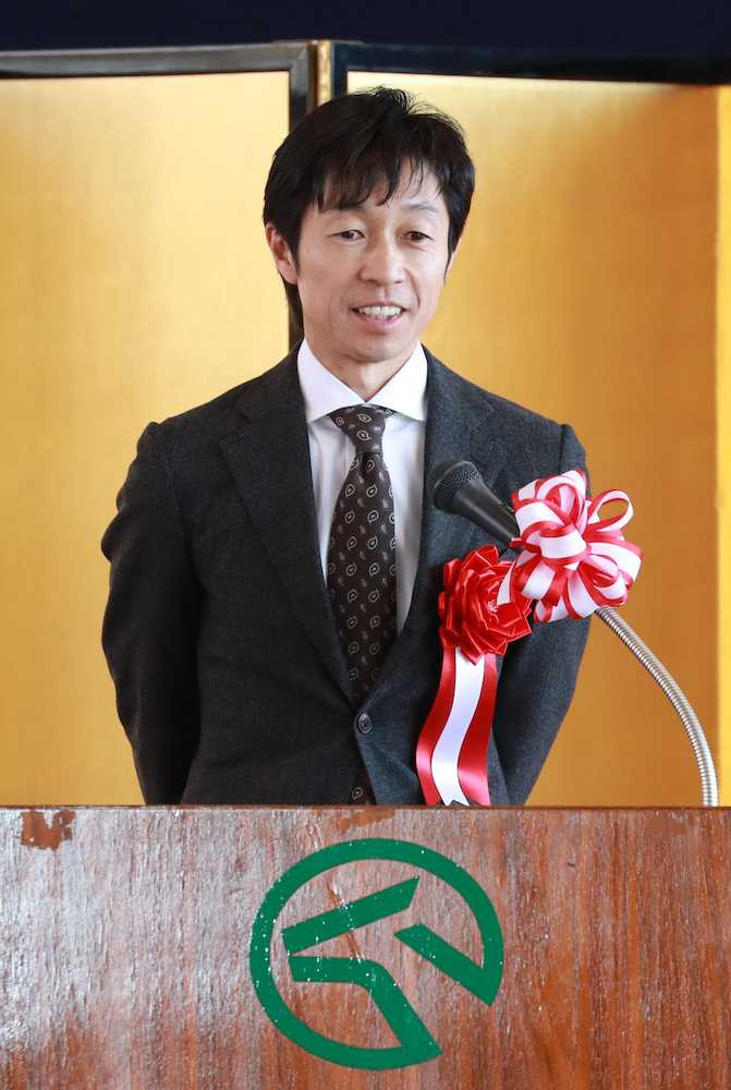 卒業生を前にあいさつする日本騎手クラブ会長の武豊