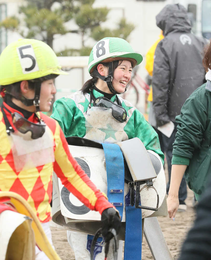 ＜船橋５Ｒ＞ニシノアウリイに乗り２着でゴールした藤田菜七子騎手（中央・８）