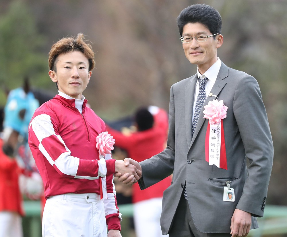 昨年の中山大障害、オジュウチョウサンでレースを制し握手を交わすと石神（左）と和田郎師