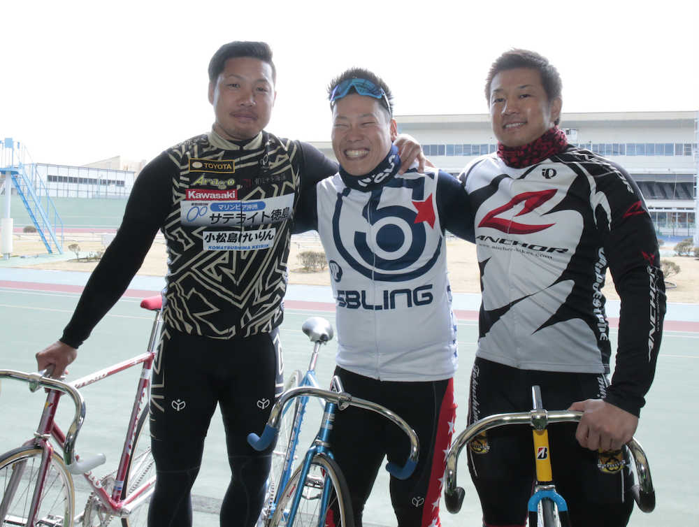 肩を組みポーズをとる四国トリオ（左から）湊聖二、原田研太朗、小倉竜二